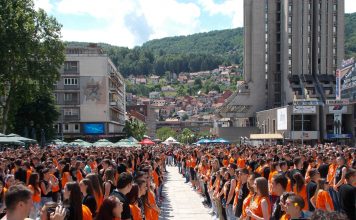 UŽIČKI MATURANTI plesali tradicionalni Maturantski ples, potom se zaigralo UŽIČKO KOLO