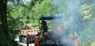 U toku asfaltiranje BANOVSKOG PUTA U DREŽNIKU
