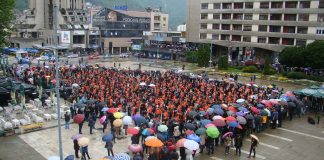 UŽIČKI MATURANTI Plešu na Gradskom trgu