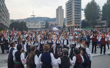 DEFILEOM KROZ GRAD POČEO Međunarodni dečji festival folklora