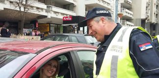 POLICAJCI ČESTITALI SUGRAĐANKAMA 8. MART