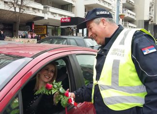 POLICAJCI ČESTITALI SUGRAĐANKAMA 8. MART