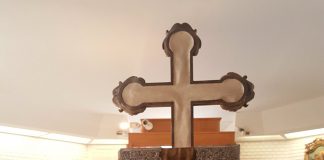 OCI VELIKI HRIŠĆANSKI PRAZNIK Deca „vezuju“ oce, a oni se „dreše“ poklonima