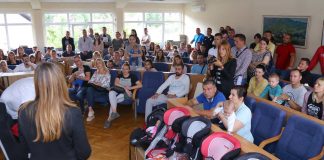 VIŠE DECE U ČAJETINI Na podeli auto sedišta